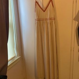 Adorable sleeveless maxi dress